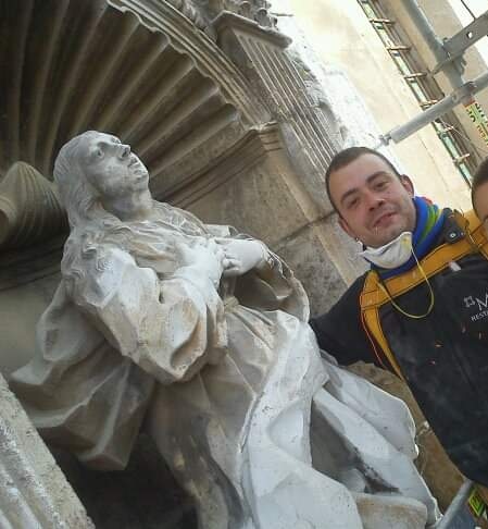 Rai con una de sus obras Rai con una de sus obras