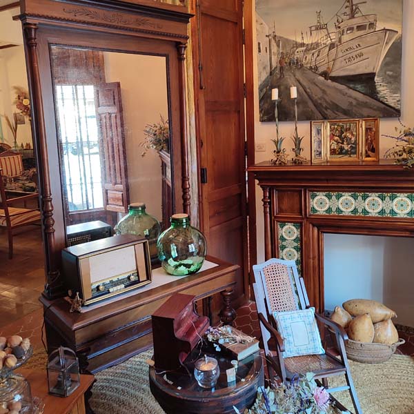 Exposición y venta de enseres restaurados el trastero de rai la font de la figuera